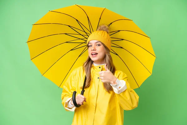 Молодая Девушка Непромокаемом Пальто Зонтике Изолированном Фоне Хрома Ключ Дает — стоковое фото