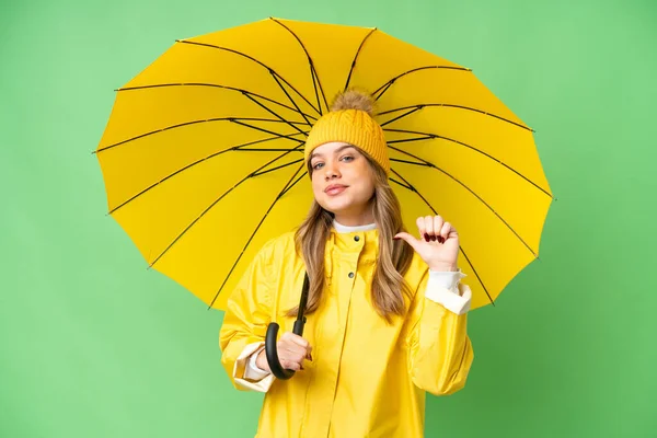 무지개 코트와 우산을 스스로 — 스톡 사진