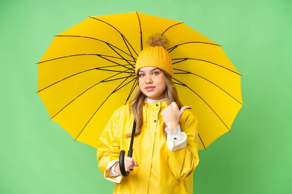 Jong Meisje Met Regenbestendige Jas Paraplu Geïsoleerde Chroma Key Achtergrond — Stockfoto