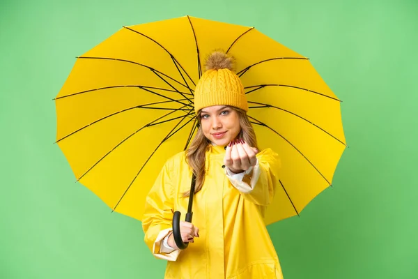 年轻姑娘穿着雨衣 披着雨伞 带着孤零零的色彩斑斓的背景 邀请大家携手并肩前来 很高兴你来了 — 图库照片