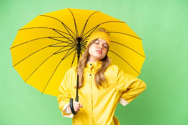 年轻姑娘穿着雨衣 披着雨伞 背痛难忍 背痛难忍 — 图库照片