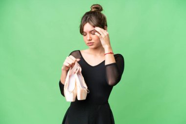 Krom anahtar geçmişi ve baş ağrısıyla bale yapan genç bir kız.