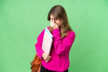 İzole edilmiş krom anahtar geçmişi olan genç bir kız gülüyor.