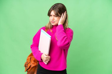 Genç kız izole edilmiş krom anahtar geçmişi hayal kırıklığına uğramış ve kulaklarını kapatmış.