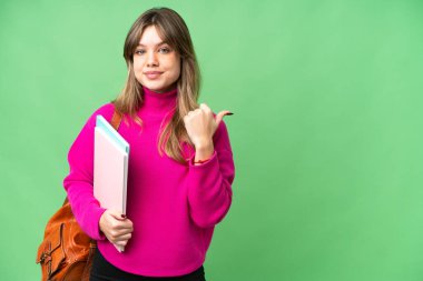 Tecrit edilmiş krom anahtar geçmişi olan genç bir kız bir ürünü sunmak için kenarı işaret ediyor.