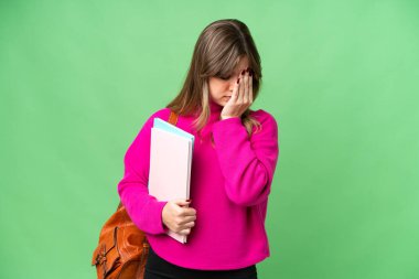 İzole edilmiş krom anahtar geçmişi olan, yorgun ve hasta bir ifadeyle genç bir kız.