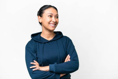 Genç Uruguaylı kadın soyutlanmış beyaz arka planda mutlu ve gülümsüyor