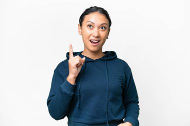 Genç Uruguaylı kadın izole edilmiş beyaz arka planda bir fikir düşünüyor.