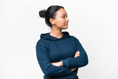 Genç Uruguaylı kadın izole edilmiş beyaz arka planda yan tarafa bakıyor.