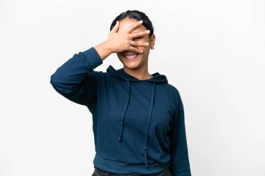 Genç Uruguaylı kadın izole edilmiş beyaz arka planda gözlerini kapayıp gülümsüyor.