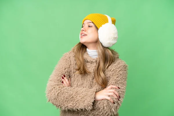 Młoda Dziewczyna Nosi Zimowe Mufy Odizolowanym Tle Klucza Chroma Szczęśliwy — Zdjęcie stockowe