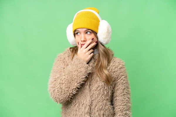 Junges Mädchen Trägt Wintermuffs Über Isoliertem Chroma Key Hintergrund Mit — Stockfoto