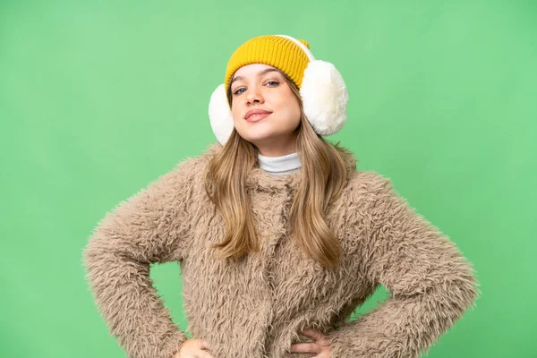 Junges Mädchen Trägt Wintermützen Über Isoliertem Chroma Schlüsselhintergrund Posiert Mit — Stockfoto
