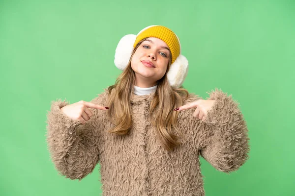 Junges Mädchen Trägt Wintermuffs Über Isoliertem Chroma Key Hintergrund Stolz — Stockfoto