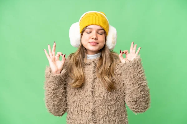겨울용 머프를 소녀가 크로마 위에서 정색을 — 스톡 사진