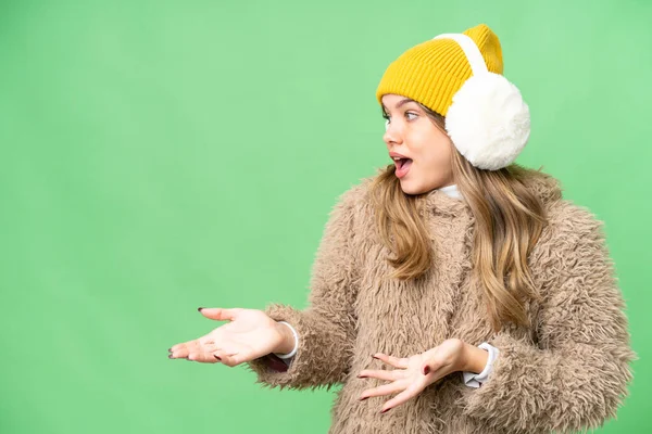 겨울용 머프를 소녀가 의외의 표정으로 색마의 배경을 — 스톡 사진