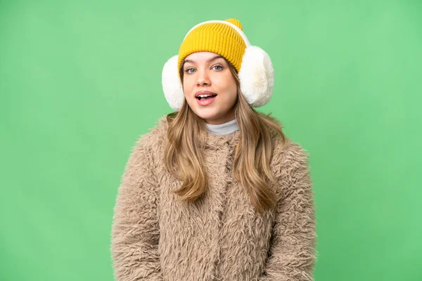 겨울용 머프를 소녀가 의외의 표정으로 색마의 배경을 — 스톡 사진