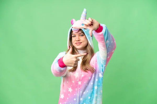 Chica Joven Con Pijama Unicornio Sobre Fondo Croma Clave Aislada —  Fotos de Stock