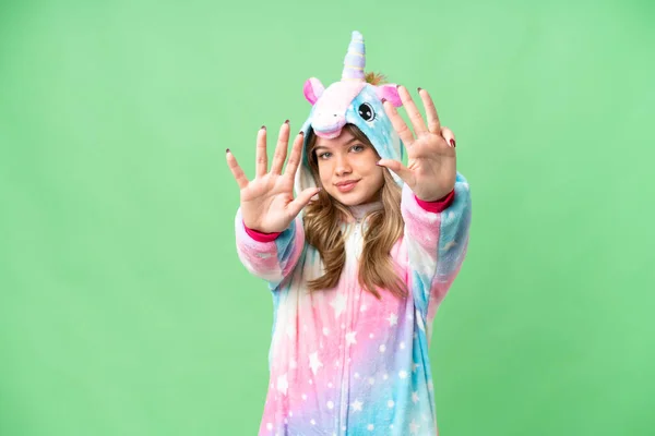 Chica Joven Con Pijama Unicornio Sobre Fondo Croma Clave Aislado —  Fotos de Stock