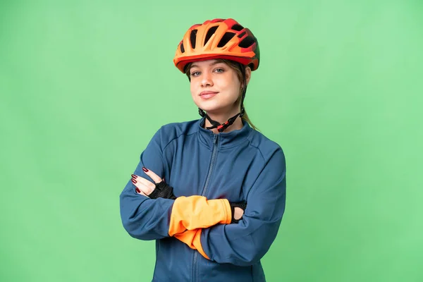 Genç Bisikletçi Kız Izole Edilmiş Krom Anahtar Arka Planda Kollarını — Stok fotoğraf