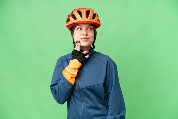 Zole Edilmiş Krom Anahtar Geçmişi Olan Genç Bisikletçi Kız Yukarı — Stok fotoğraf