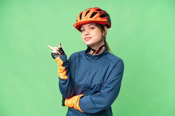 Joven Ciclista Chica Sobre Aislado Croma Clave Fondo Apuntando Dedo —  Fotos de Stock