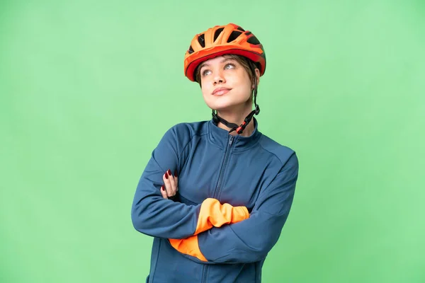 Zole Edilmiş Krom Anahtar Geçmişi Olan Genç Bisikletçi Kız Gülümserken — Stok fotoğraf