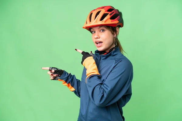 Genç Bisikletçi Kız Izole Edilmiş Krom Anahtar Arka Planı Şaşırmış — Stok fotoğraf