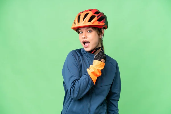 Genç Bisikletçi Kız Izole Edilmiş Krom Anahtar Arka Planda Zaferi — Stok fotoğraf