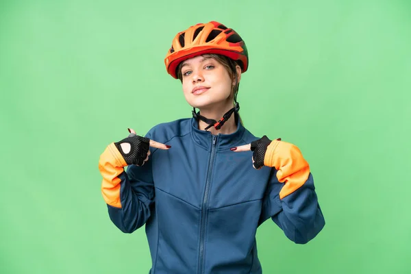 Genç Bisikletçi Kız Izole Edilmiş Krom Anahtar Geçmişi Gururlu Kendinden — Stok fotoğraf