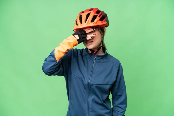 Jong Fietser Meisje Geïsoleerd Chroma Key Achtergrond Bedekken Ogen Door — Stockfoto