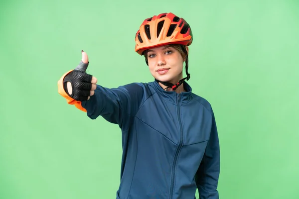 Молодая Девушка Велосипедистка Изолированном Фоне Хрома Ключ Давая Большой Палец — стоковое фото