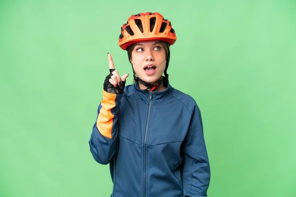 Zole Edilmiş Krom Anahtar Geçmişi Olan Genç Bisikletçi Kız Parmağını — Stok fotoğraf