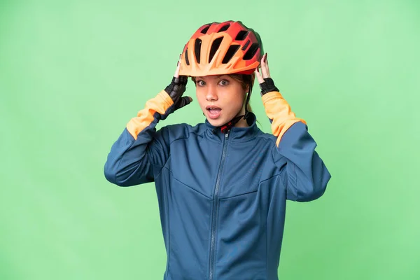 Zole Edilmiş Krom Anahtar Geçmişi Olan Genç Bisikletçi Kız Sürpriz — Stok fotoğraf