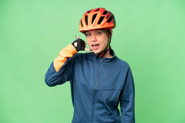 Zole Edilmiş Krom Anahtar Geçmişi Olan Genç Bisikletçi Kız Telefon — Stok fotoğraf