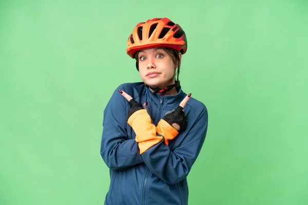 Fiatal Kerékpáros Lány Izolált Chroma Kulcsfontosságú Háttér Rámutatva Hogy Laterals — Stock Fotó