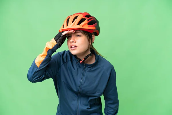 Zole Edilmiş Krom Anahtar Geçmişi Olan Genç Bisikletçi Kız Bir — Stok fotoğraf