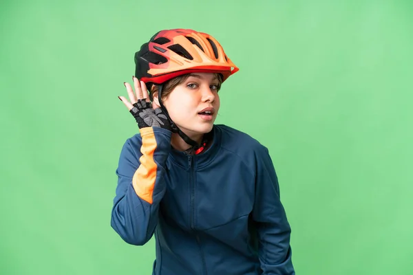 Genç Bisikletçi Kız Izole Edilmiş Krom Anahtar Arka Planda Elini — Stok fotoğraf