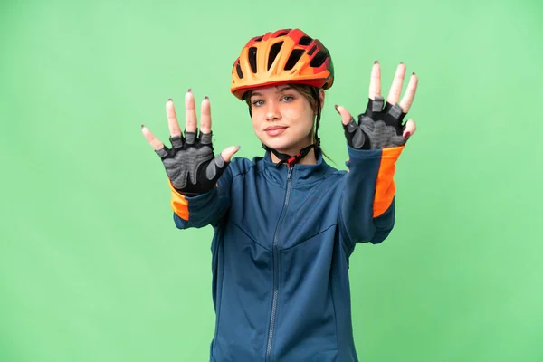 Zole Edilmiş Krom Anahtar Geçmişi Olan Genç Bisikletçi Kız Parmaklarıyla — Stok fotoğraf