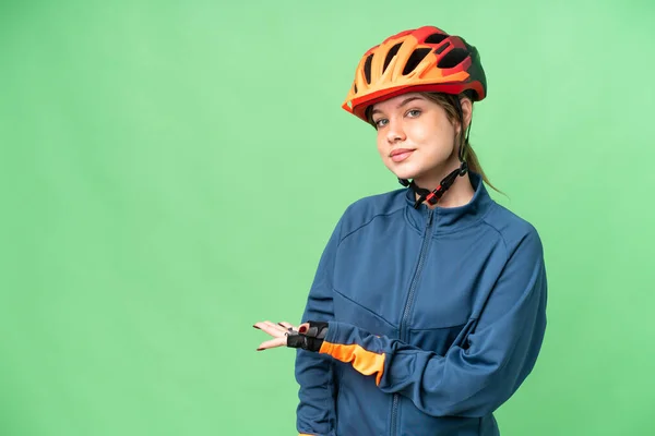 Genç Bisikletçi Kız Izole Edilmiş Krom Anahtar Arka Planda Gülümseyerek — Stok fotoğraf