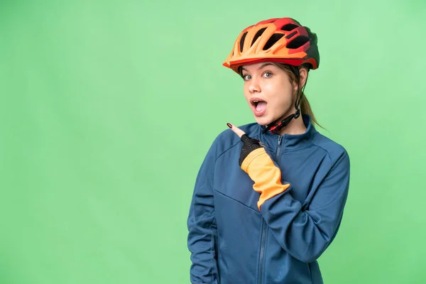 Genç Bisikletçi Kız Izole Edilmiş Krom Anahtar Arka Planı Şaşırmış — Stok fotoğraf