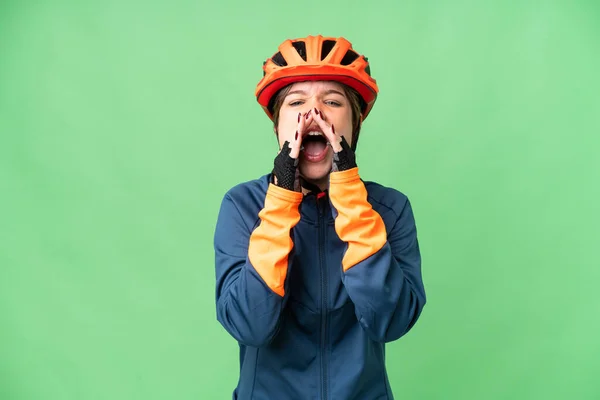 Genç Bisikletçi Kız Izole Edilmiş Krom Anahtar Arka Planda Bağırıyor — Stok fotoğraf