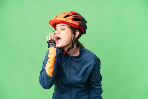 Fiatal Kerékpáros Lány Több Mint Elszigetelt Chroma Kulcsfontosságú Háttér Kiabál — Stock Fotó
