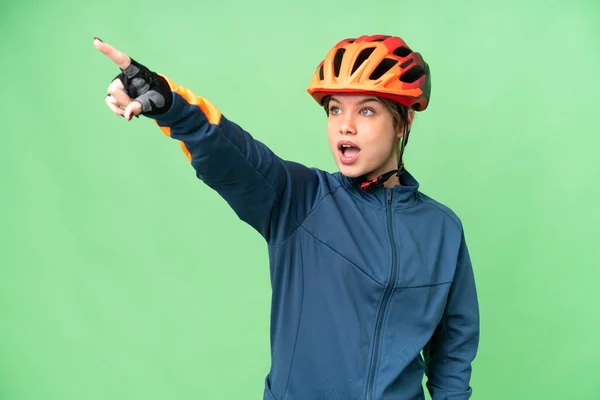Joven Ciclista Chica Sobre Aislado Croma Clave Fondo Apuntando Lejos —  Fotos de Stock
