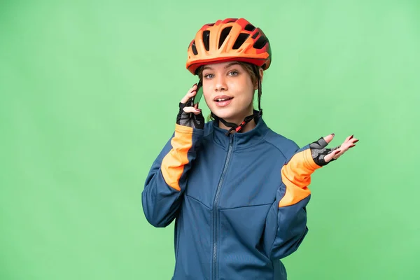 若いですサイクリスト女の子上の隔離されたクロマキーの背景にある誰かと携帯電話との会話を保つ — ストック写真