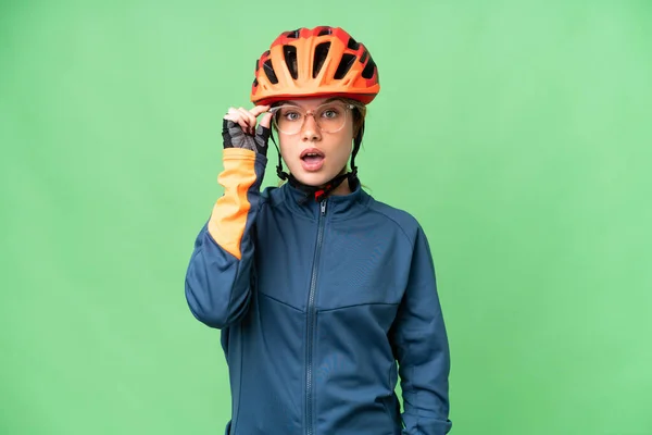 Gözlüklü Şaşırmış Genç Bisikletçi Kız Izole Krom Anahtar Arka Plan — Stok fotoğraf