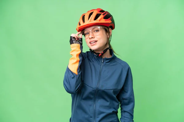 Zole Edilmiş Krom Anahtar Geçmişi Olan Genç Bisikletçi Kız Gözlüklü — Stok fotoğraf