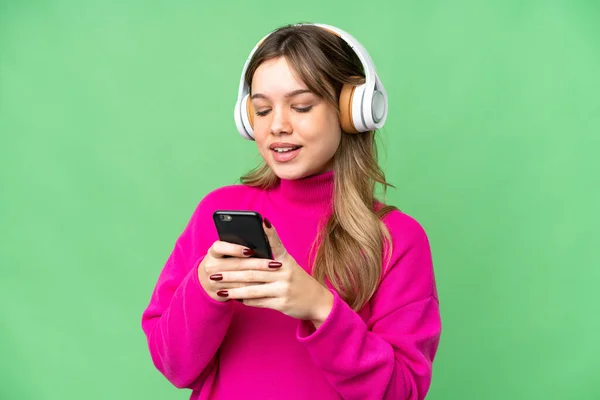 Chica Joven Sobre Aislado Croma Clave Fondo Escuchar Música Mirando — Foto de Stock