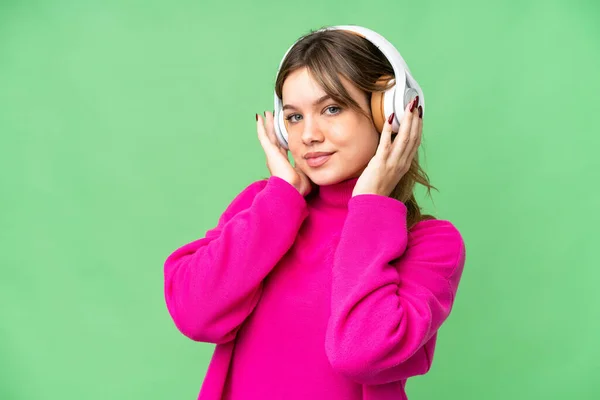Chica Joven Sobre Aislado Croma Clave Fondo Escuchar Música — Foto de Stock