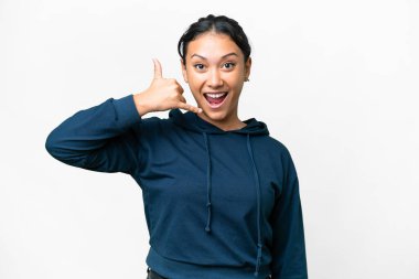 Genç Uruguaylı kadın izole edilmiş beyaz arka planda telefon jesti yapıyor. Bana geri dönüş işareti ver.